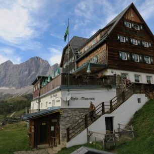 Die Austriahuette vorder Dachstein-suedwand, Alpy, Rakousko