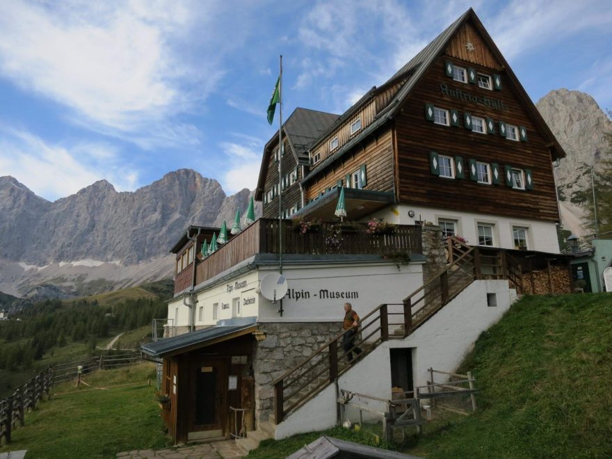 Die Austriahuette vorder Dachstein-suedwand, Alpy, Rakousko