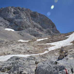Pohled z vápencového plata na vrchol Triglavu. Výstup na nejvyšší vrchol Slovinska a Julských Alp - Triglav (2864 m) 