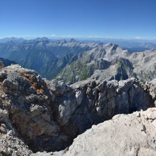Výhled z vrcholu Triglavu. Výstup na nejvyšší vrchol Slovinska a Julských Alp - Triglav (2864 m).