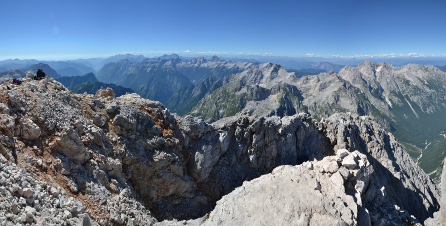 Výhled z vrcholu Triglavu. Výstup na nejvyšší vrchol Slovinska a Julských Alp - Triglav (2864 m).