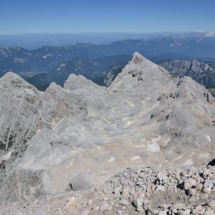 Pohled z Triglavu k Triglavskému domu na Kredarici. Výstup na nejvyšší vrchol Slovinska a Julských Alp - Triglav (2864 m).