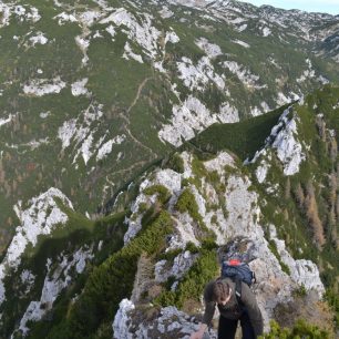 Exponovanější úsek při delším výstupu přes vrchol Konj. Velika planina, Kamnicko-Savinjské Alpy, Slovinsko.
