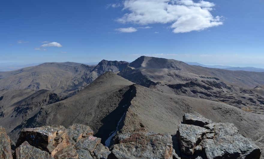 Výhled na Mulhacen z vrcholu Veleta (3396 m), , Sierra Nevada, Andalusie, Španělsko.