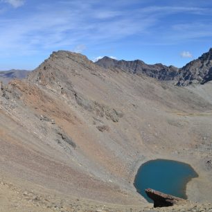 Zkratka přes hřebínek a sestup k Laguna de la Caldera, , Sierra Nevada, Andalusie, Španělsko.