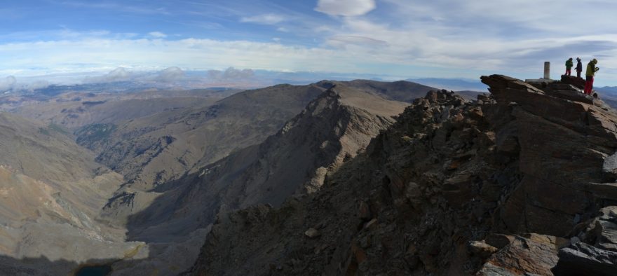 Výhledy na sever z vrcholu Mulhacenu (3482 m), , Sierra Nevada, Andalusie, Španělsko.