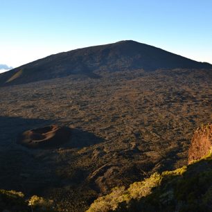 Piton de la Fournaise v ranním světle, Reunion. Na túru vyrazte ráno, odpoledne se většinou objeví oblačnost.