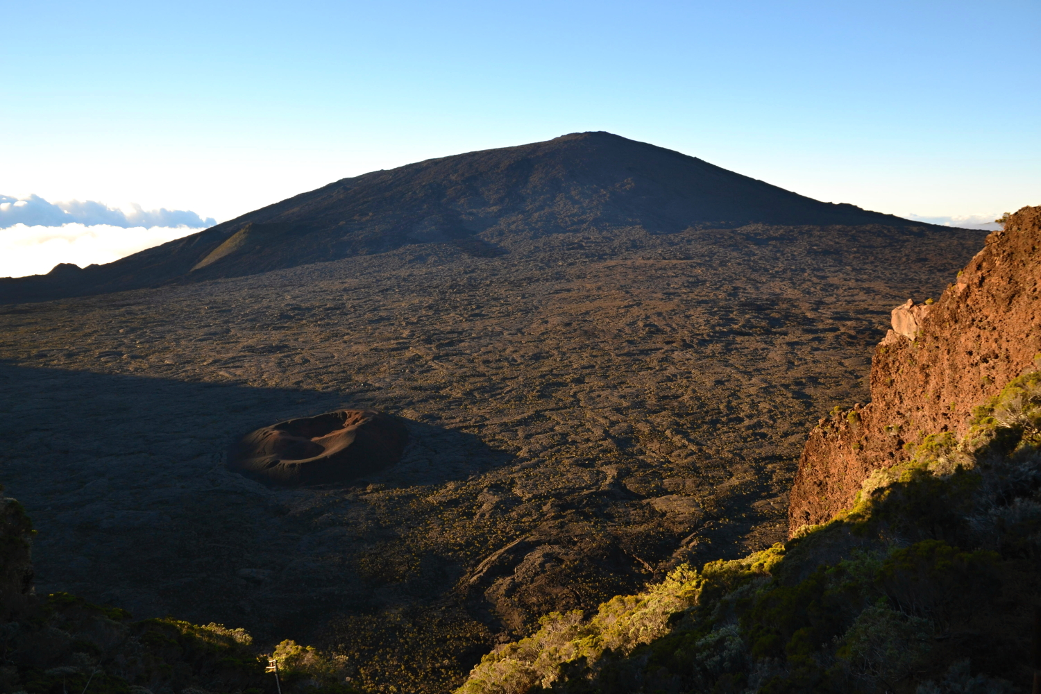 Piton de la Fournaise v ranním světle, Reunion. Na túru vyrazte ráno, odpoledne se většinou objeví oblačnost.