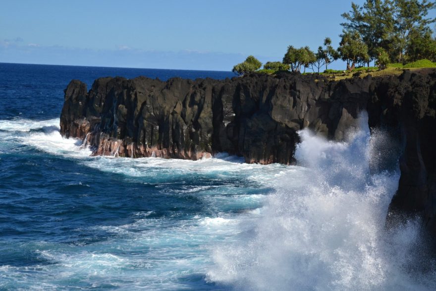 Divoké čedičové pobřeží u Basse Vallee, Reunion.