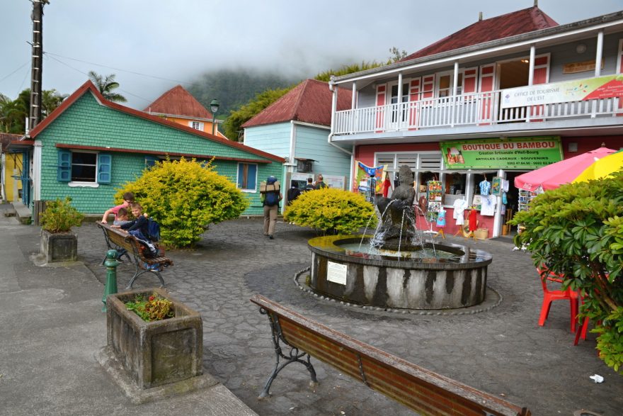 Barevné kreolské domky jsou typické pro venici Hell Bourg, Cirque Salazie, Reunion.