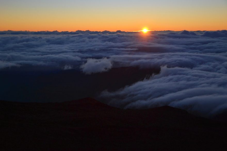 Východ slunce na Piton des Neiges (3070 m), Reunion.