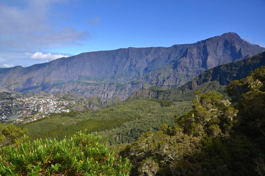 Výhled na Cilaos při cestě z chaty Caverne Dufour.