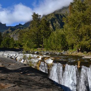 Vodopád Trois Roches padá několik desítek metrů do černočerné strže, Cirque Mafate, Reunion.