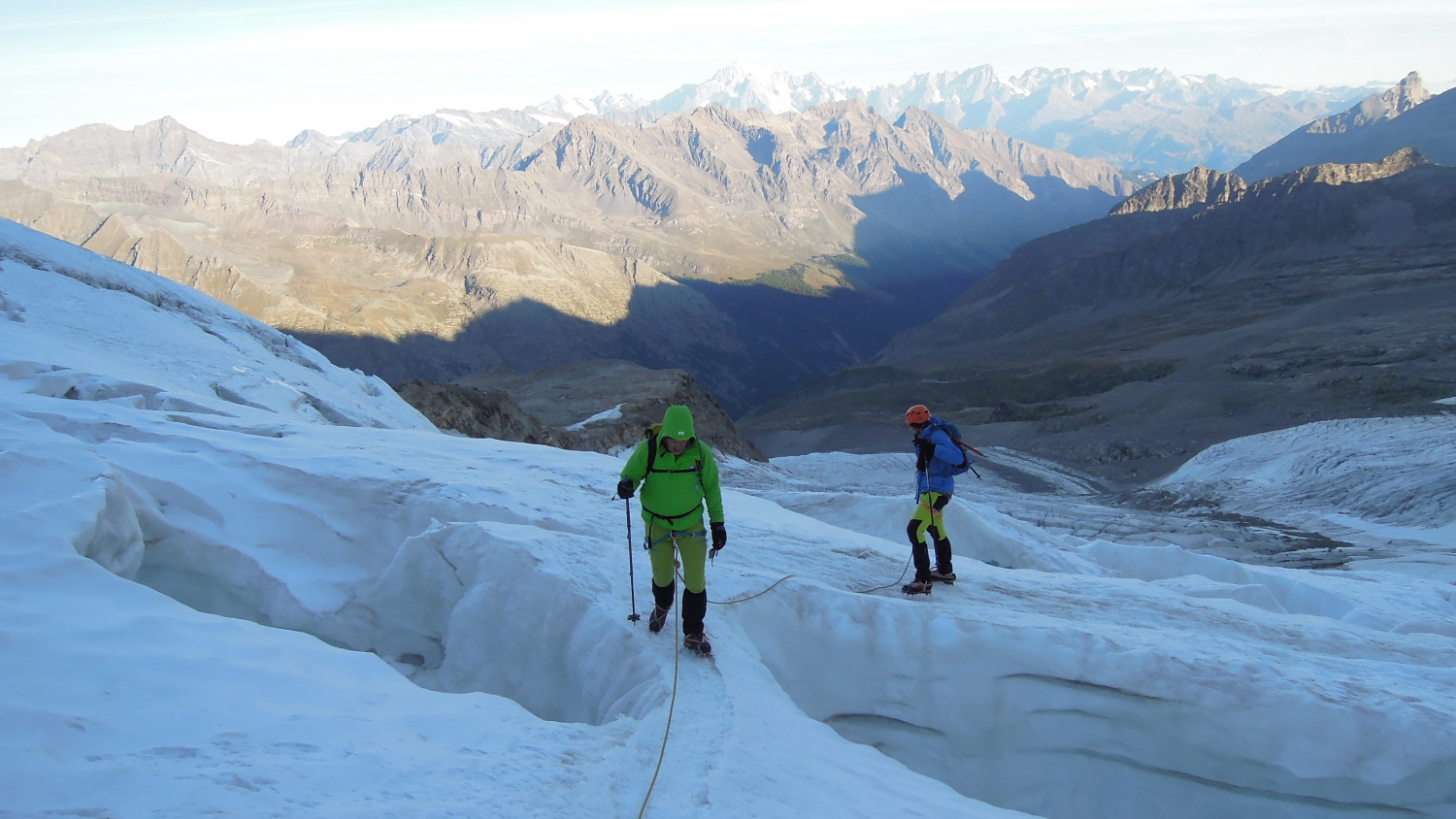 Kličkování mezi trhlinami. Výstup na Gran Paradiso, nejvyšší vrchol Grajských Alp.