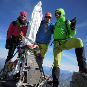 Socha Madony na hřebeni. Výstup na Gran Paradiso, nejvyšší vrchol Grajských Alp.