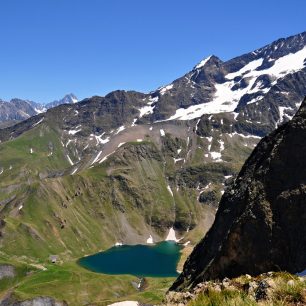 Lac Muzelle s chatou Rufuge de la Muzelle, GR 54 neboli Tour de I'Oisans, NP Écrins, Dauphinéské Alpy, Francie