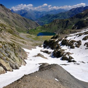 Pohled z Col de la Muzelle na jezero Lac Muzelle, GR 54 neboli Tour de I'Oisans, NP Écrins, Dauphinéské Alpy, Francie