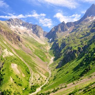 pohled na Col de la Muzelle od břídlicového útvaru Les Orgues, GR 54 neboli Tour de I'Oisans, NP Écrins, Dauphinéské Alpy, Francie.