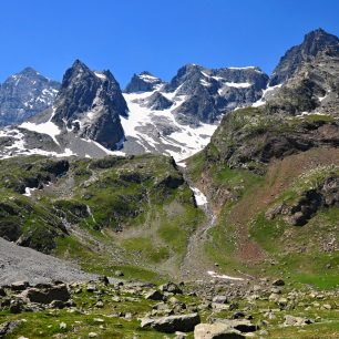 poblíž Col d´ Arsine s výhledem na Pic de Neige Cordier (3614 m) vpravo a Pic du Glacier Blanc (3527 m) vlevo, GR 54 neboli Tour de I'Oisans, NP Écrins, Dauphinéské Alpy, Francie