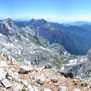 Výhledy na hřeben Kamnicko Savinských Alp - vrchol Skuta a další. Grintovec, Kamnicko-Savinjské Alpy, Slovinsko.