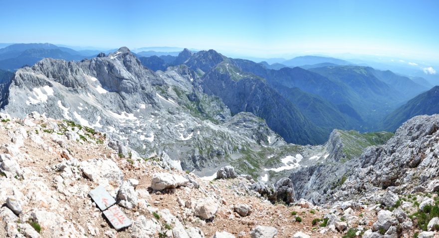 Výhledy na hřeben Kamnicko Savinských Alp - vrchol Skuta a další. Grintovec, Kamnicko-Savinjské Alpy, Slovinsko.