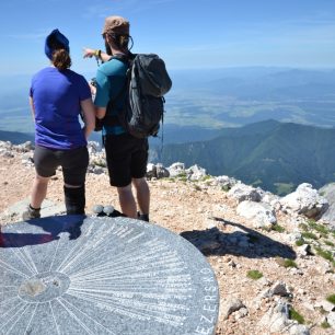 Výhledy z vrcholu. Výstup na Grintovec, Kamnicko-Savinjské Alpy, Slovinsko.