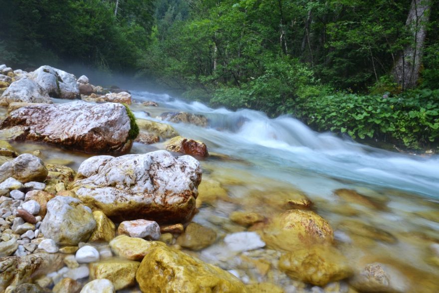 Řeka Kamniška Bistrica pramení na svazích Grintovce. Kamnicko-Savinjské Alpy, Slovinsko.