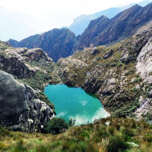 Modré horské jezero, Cordillera Blanca, Alpamayo trek, Peru.