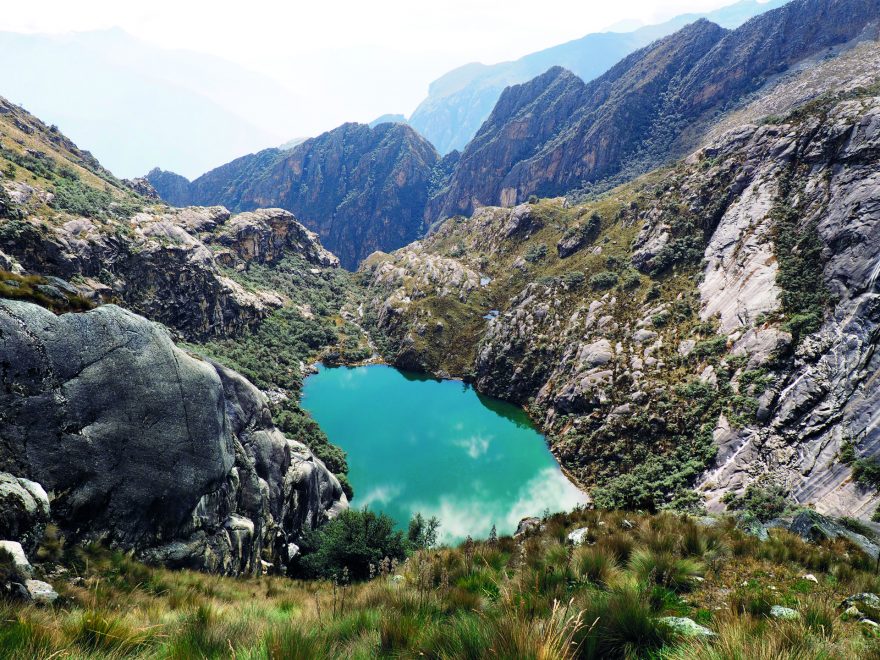 Modré horské jezero, Cordillera Blanca, Alpamayo trek, Peru.