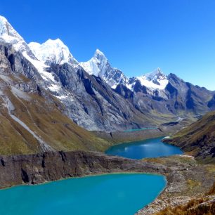 Úžasné pohoří Cordillera Huayhuash v Peru.