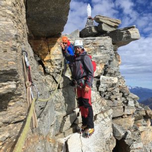 Závěrečný lezecký úsek na vrchol. Výstup na Gran Paradiso, nejvyšší vrchol Grajských Alp.