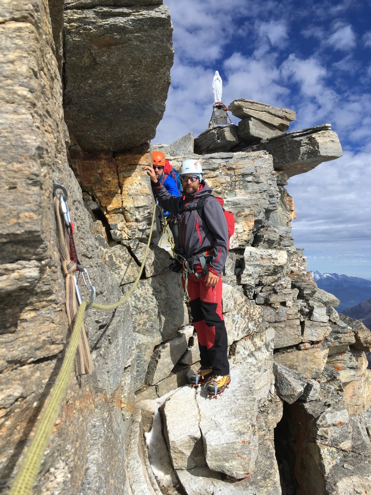 Závěrečný lezecký úsek na vrchol. Výstup na Gran Paradiso, nejvyšší vrchol Grajských Alp.