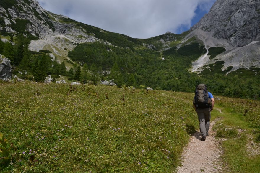 Nástup do Kamnického sedle z doliny Kamnické Bistrice zabere tak 4 hodiny. Kamnicko-Savinjské Alpy, Slovinsko.