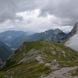 Pohled od Kamnického sedla. Kamnicko-Savinjské Alpy, Slovinsko.