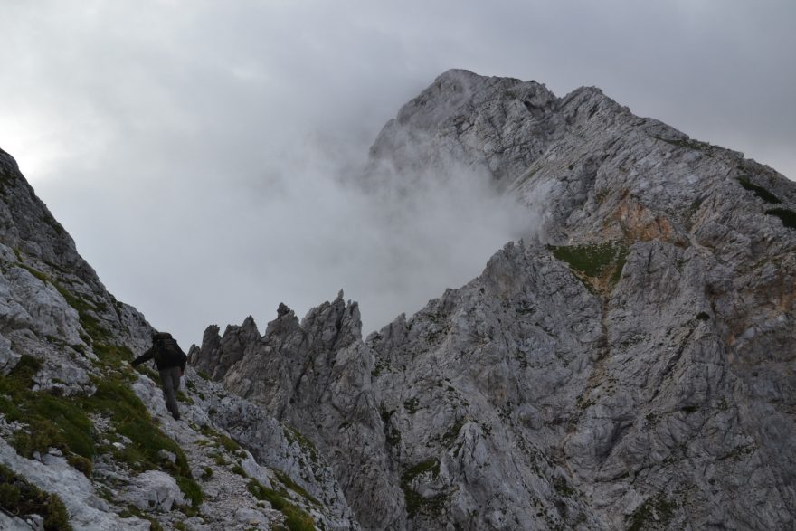 Exponované sedlo Kotliči mezi Kamnickým sedlem a Turkou gorou. Kamnicko-Savinjské Alpy, Slovinsko.