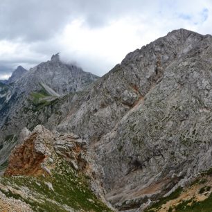 Pohled na hřeben ze sedla Kotliči. Kamnicko-Savinjské Alpy, Slovinsko.