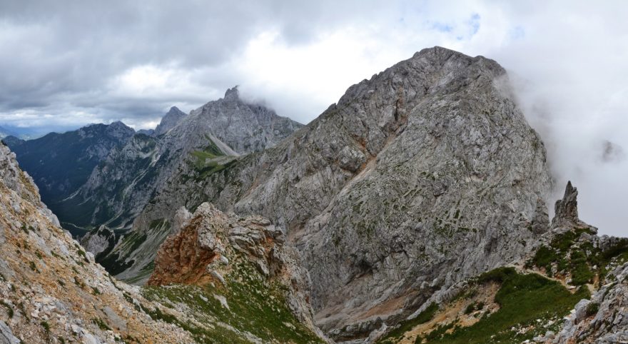 Pohled na hřeben ze sedla Kotliči. Kamnicko-Savinjské Alpy, Slovinsko.