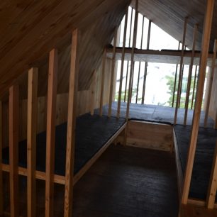 Bivak pod Skuto je moderně zrenovovaný. Kamnicko-Savinjské Alpy, Slovinsko.