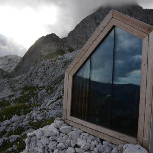 Bivak pod Skuto je moderně zrenovovaný. Kamnicko-Savinjské Alpy, Slovinsko.