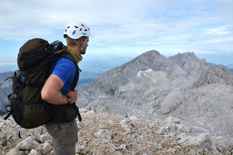 Pohled přes Mlinarsko sedlo na Grintovec z vrcholku Skuty. Kamnicko-Savinjské Alpy, Slovinsko.