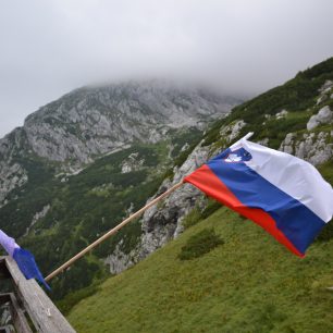 Grintovec v mracích od Cojzovy koče v Kokršském sedle. Kamnicko-Savinjské Alpy, Slovinsko.