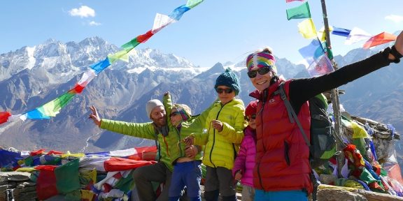 Trek nepálským údolím Langtang s dětmi: Putování za sušeným jačím trusem