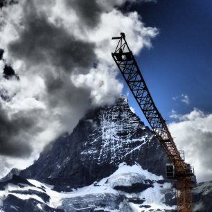 Nezvyklý pohled na Matterhorn s jeřábem