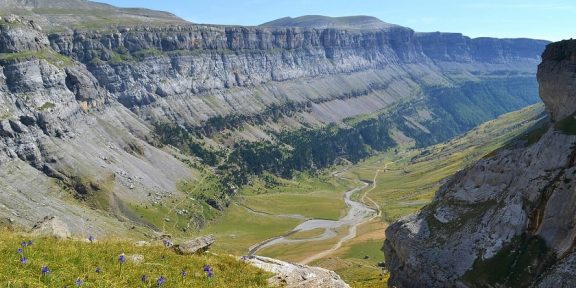 Dobrodružná túra ve stěnách pyrenejského kaňonu Ordesa, aneb feraty po Španělsku