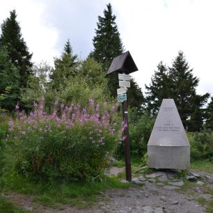 Obelisk na vrcholu Vrchmezí (1084 m, polsky Orlica). Orlické hory.