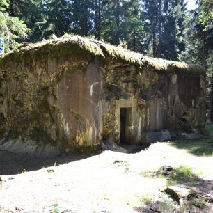 Jeden z bunkrů ukrytých v orlických lesích.