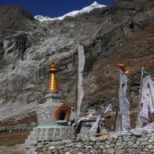 Poslední část cesty je spirituálně laděná: nekonečné kamenné zídky s vytesanými mantrami a ornamenty, pohled na Himalájské velikány, modlitební mlýnky, praporky ověšené stupy a chlupaté jaky. 