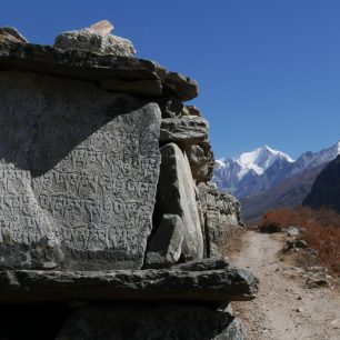 Poslední část cesty je spirituálně laděná: nekonečné kamenné zídky s vytesanými mantrami a ornamenty, pohled na Himalájské velikány, modlitební mlýnky, praporky ověšené stupy a chlupaté jaky. 