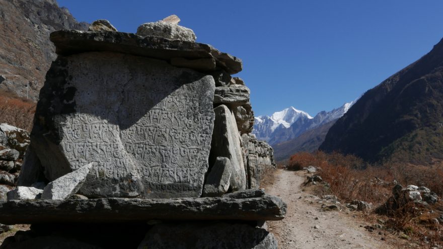 Poslední část cesty je spirituálně laděná: nekonečné kamenné zídky s vytesanými mantrami a ornamenty, pohled na Himalájské velikány, modlitební mlýnky, praporky ověšené stupy a chlupaté jaky. 