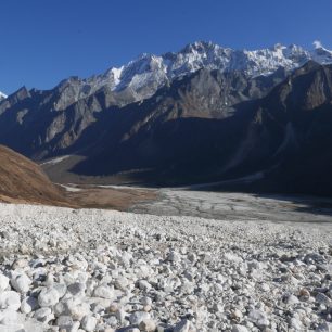 Trek údolím řeky Langtang Khola doprovází výhledy na nádherné štíty Himálaje včetně sedmitisícovky Langtang Lirung, Nepál.